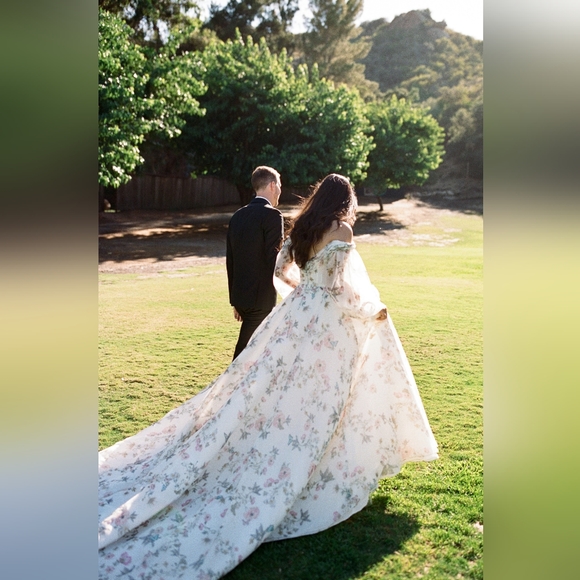 Monique Lhuillier Wedding Dress - Picture 14 of 16